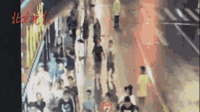 上海市南京西路上的一家店鋪廣告牌突然墜落，傷6人，3人搶救無(wú)效死亡