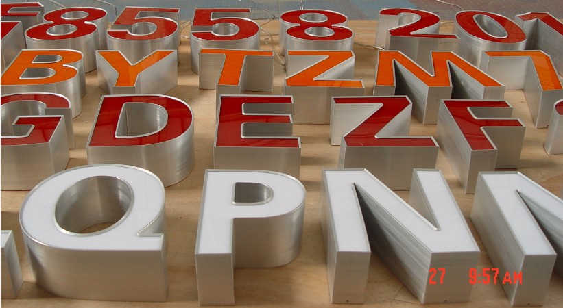 水晶字和亞克力吸塑發(fā)光字的區(qū)別_亞克力水晶字怎么報(bào)價(jià)_亞克力水晶廣告字標(biāo)牌