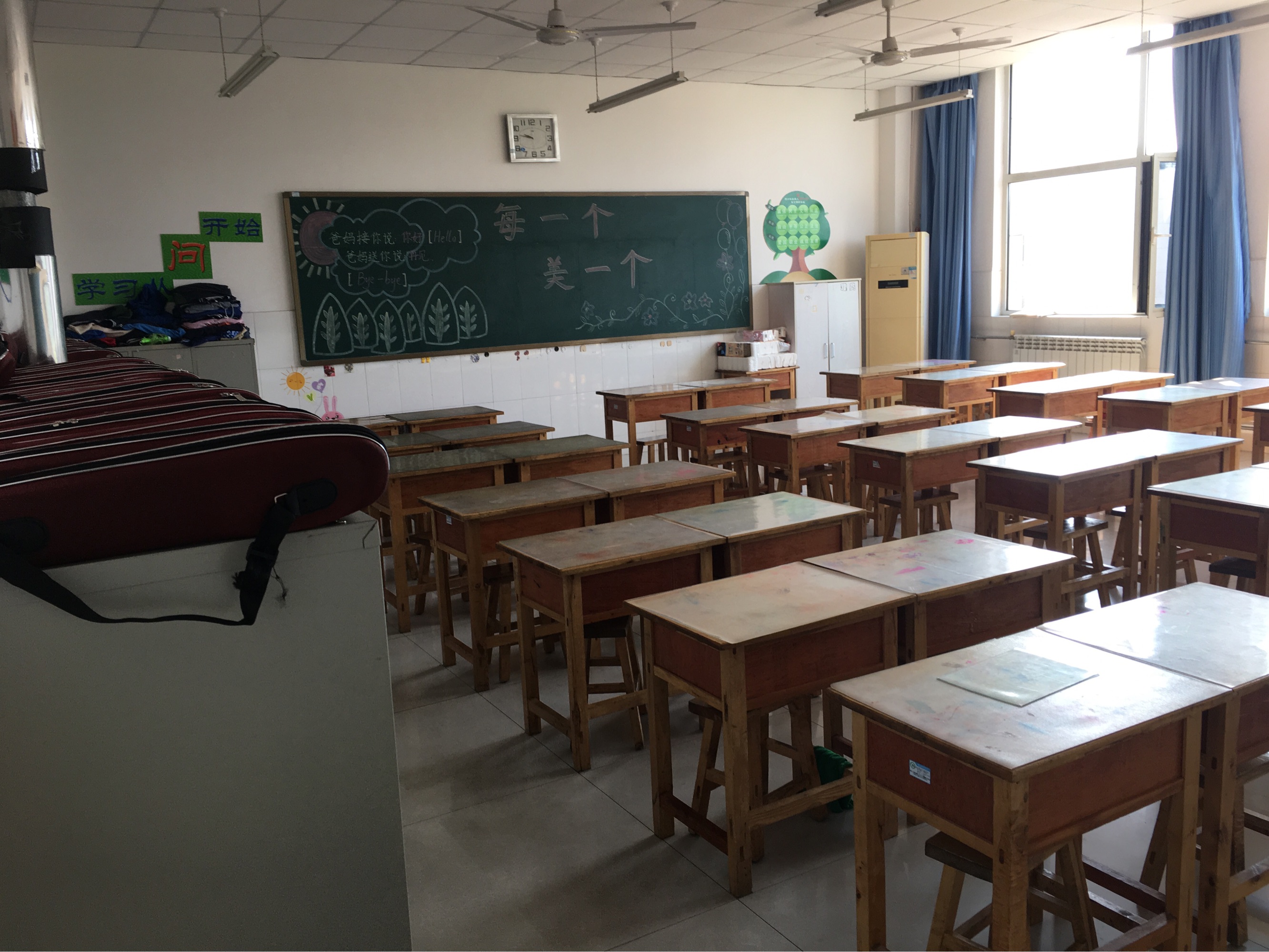 學校教室文化墻創(chuàng)意設計_創(chuàng)意美術教室墻畫_教室墻布置設計