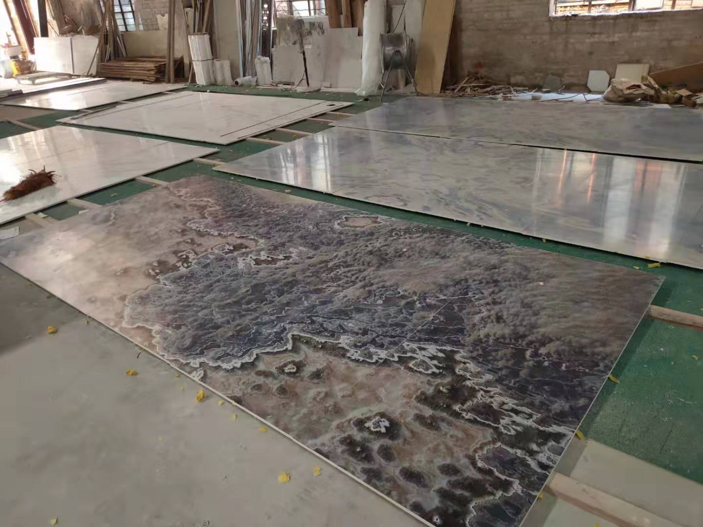 滲墨大板與uv板的區(qū)別_環(huán)球石材大板廠_uv石材大板是什么材質(zhì)