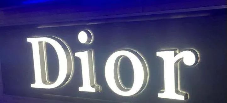 亞克力板字體圖片_亞克力吸塑板中間字如何拼接_亞克力發(fā)光字體