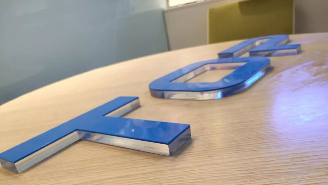 亞克力板字體圖片_外露發(fā)光字體和亞克力子體那種比較好_亞克力燈箱板價格