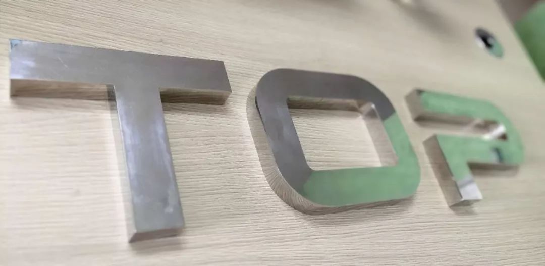 外露發(fā)光字體和亞克力子體那種比較好_亞克力燈箱板價格_亞克力板字體圖片