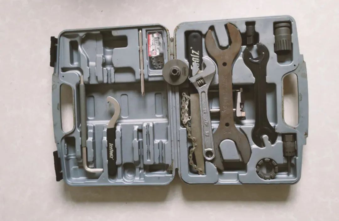 電工開槽工具_(dá)亞克力開槽用什么工具_(dá)墻上開槽用什么工具