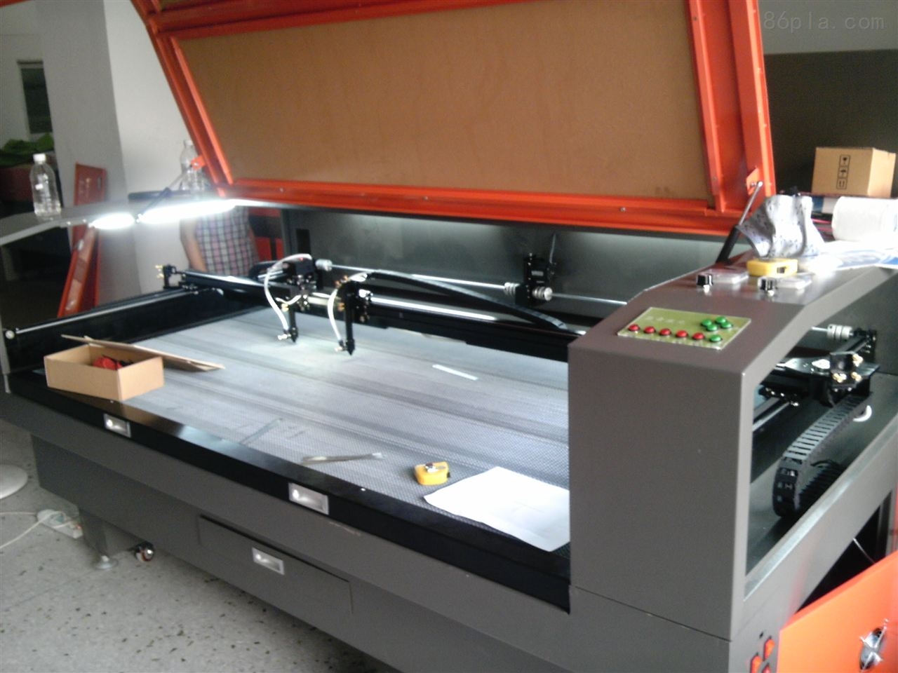 亞克力燈光片怎么固定_板對(duì)板連接器 固定_亞克力板安裝固定