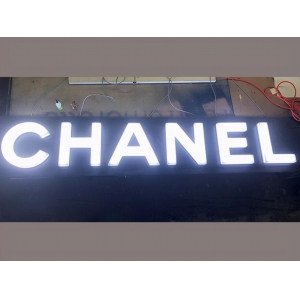 沖孔字 了解一下發(fā)光字的知識(shí)，開(kāi)店更加有把握「方成展柜306講」